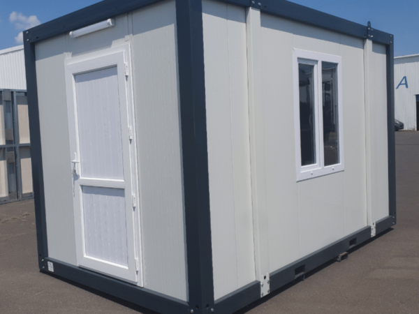 Bungalow-Bausatz 10 m² (4 × 2,4 m), PVC-Fenster/-Tür, Faserzementboden, Parkett-Dekor